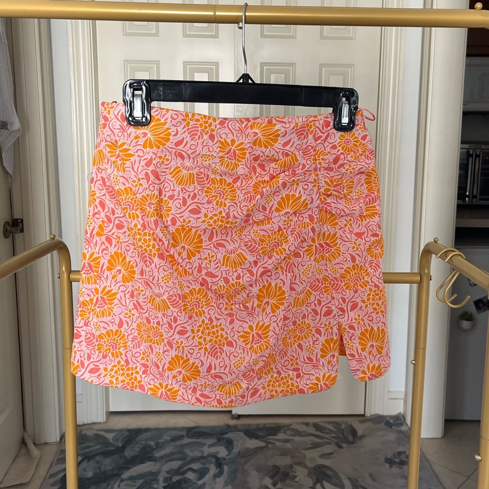 Like new- Zara mini skirt with small slit & light ruching above slit